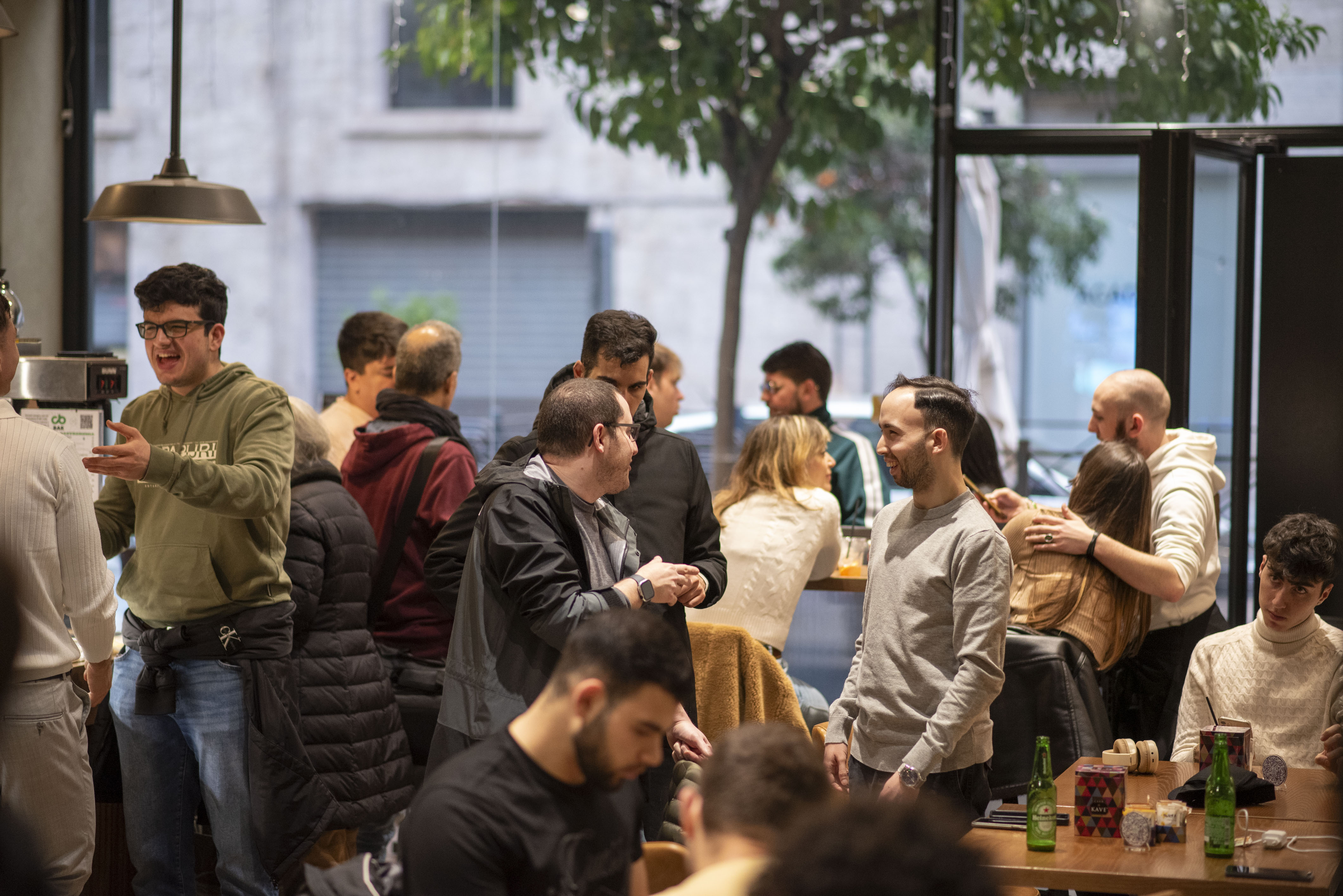 Meetup di Crypto Tour Italia con partecipanti che discutono di criptovalute